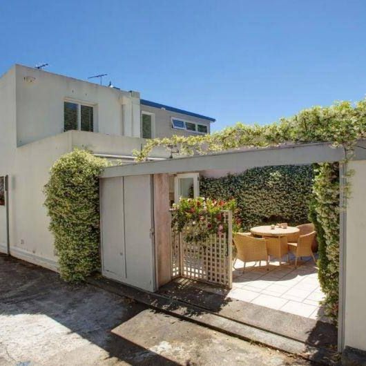 Quaint cottage in prime position - Photo 1