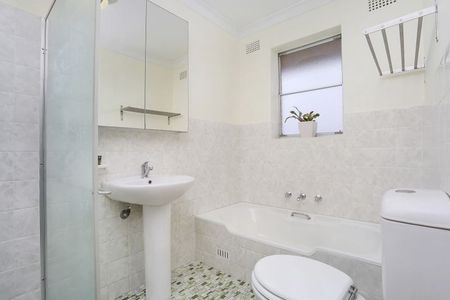 Beautifully Presented Two Bedroom Apartment - Photo 4