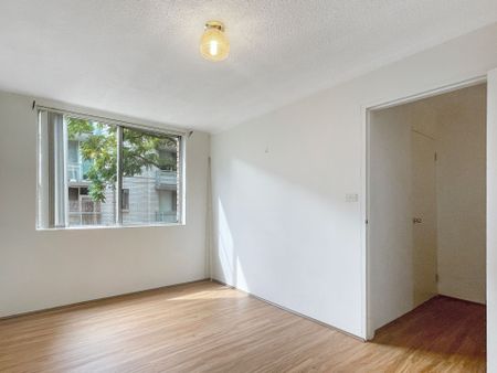 Conveniently Located Modern Apartment - Photo 5