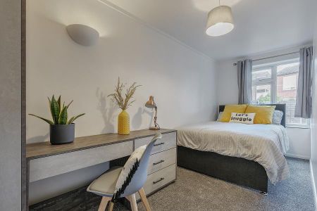 4 bedroom semi-detached house to rent - Photo 5