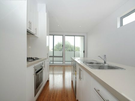 SPACIOUS, MODERN & BEACHSIDE - Photo 4