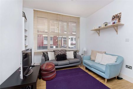 A wonderful four bedroom period house, with two bathrooms and a courtyard split over three levels measuring at 1050sq/ft. - Photo 5