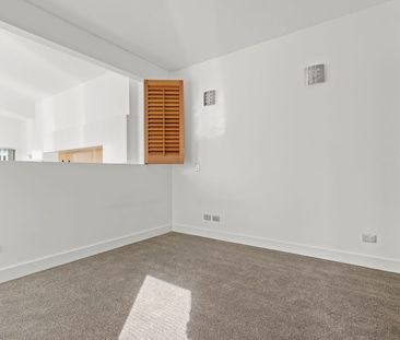 AMAZING 1 BEDROOM UNIT + PARKING IN THE HEART OF MOSMAN - Photo 2