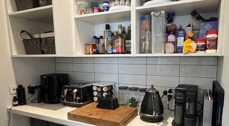 Sunny Modern 3-Bed, 2-Bath Home in Stoke - Photo 4