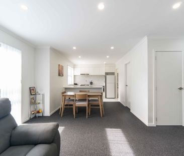 Modern 4-Bedroom Townhouse in a Desirable Hamilton Location - Photo 4