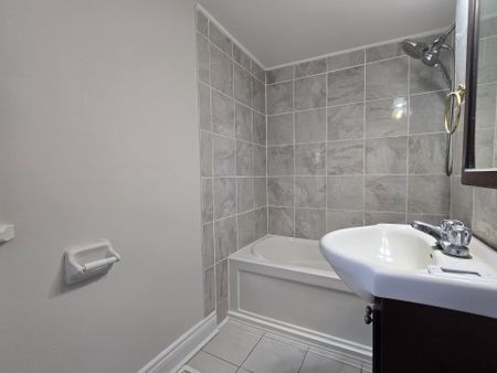 For Lease - 22156 Leslie Street, East Gwillimbury, Ontario - Photo 3