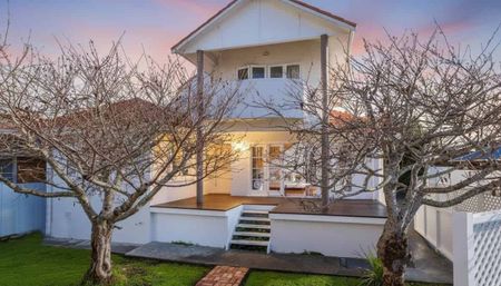 Spacious 4-Bedroom, 2-Bathroom Home - Photo 5