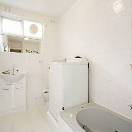SPACIOUS TWO BEDROOM APARTMENT - Photo 4