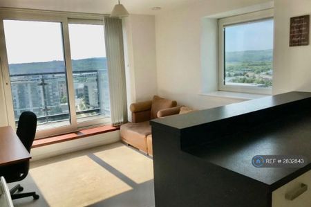 2 bedroom penthouse to rent - Photo 2