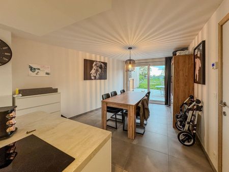 Volledig gerenoveerde woning met 3 slaapkamers, carport en tuin. - Foto 2