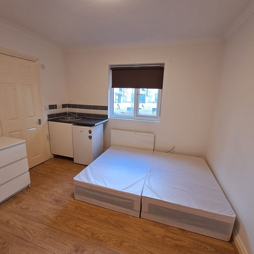 Room in a Shared House, Garth Road, NW2 - Photo 1