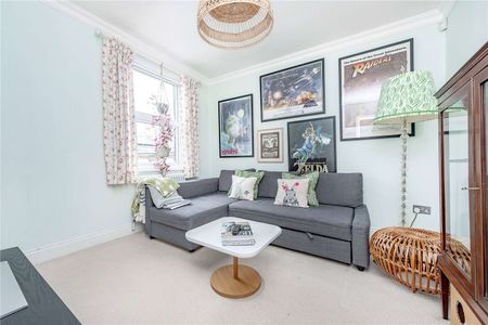 A beautifully finished family home with a large eat-in kitchen/dining room moments from Wandsworth Park. - Photo 3