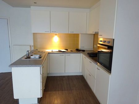 Ruim, gelijkvloers appartement met 2 slaapkamers, kelderberging en garage. - Foto 5