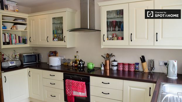 Ensuite room in 3-bedroom apartment in Ballinteer, Dublin - Photo 1