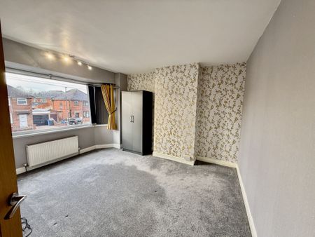 Three bedroom semi detached home in Sunnyhill with open plan living/dining room, extended modern kitchen, two double bedrooms, large garden with decking and pergola, and parking for multiple vehicles. Close to schools, shops and major routes. Available NOW. - Photo 2