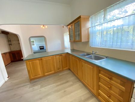 Character Home - Three Bedrooms, Study, Shed & Additional Parking - Photo 3