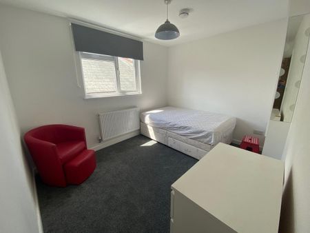 3 bedroom flat to rent - Photo 3