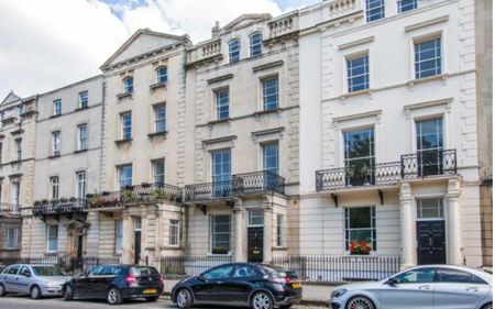 A property with plenty of period features and a balcony overlooking Christchurch Green and the Clifton Suspension Bridge. This is perfectly situated for those looking to live in Clifton Village with the famous Clifton Suspension Bridge on your doorstep. - Photo 4