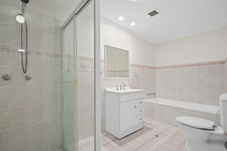 Stylish & Conveniently Located Apartment - Photo 4