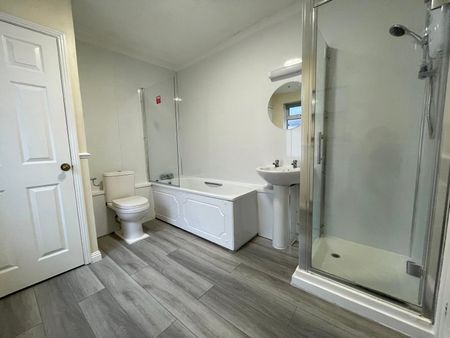 High Street, Aldershot, GU12 - Photo 3