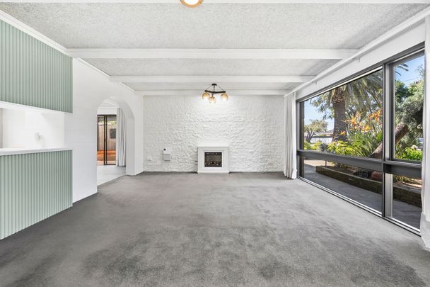 Just Renovated - Three Bedroom + Bungalow + workshop | Garden Maintenance Included - Photo 1