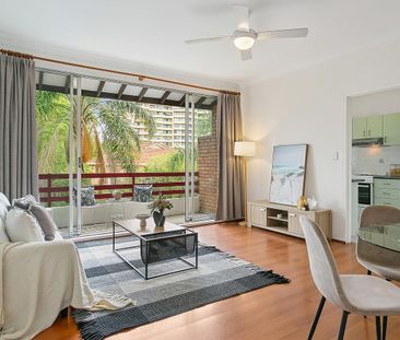 Lush Treetop Residence In Rockdale: Double Brick, Third Bedroom/Hom... - Photo 4