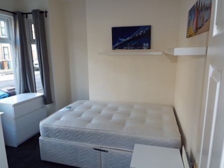 Fantastic 4 Bedroom Student House - Photo 4