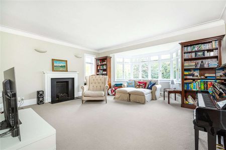 A most handsome, detached family home situated on a large plot with a wonderful large garden. - Photo 4