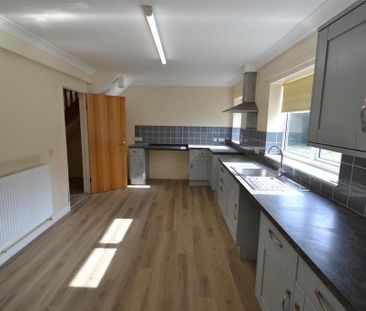 4 bedroom detached house to rent - Photo 2