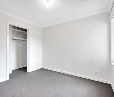 APPEALING TOWNHOUSE IN IDEAL LOCATION - Photo 5