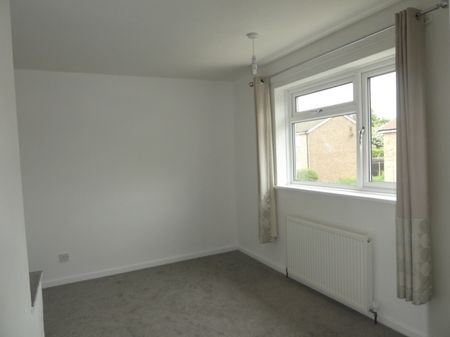 3 bedroom Mid Terraced House - Stanley Road, Stevenage - Photo 3