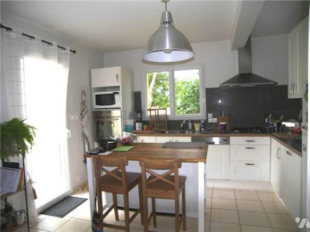 Grande maison de 2007 comprenant : entrée, cuisine aménagée et équipée, salon-séjour, une chamb... - Photo 5