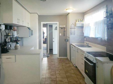 Large fully fenced family home - Photo 5