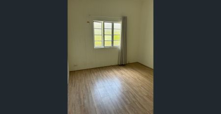 Charming Queenslander Home Near City and University- Upstaris - Photo 3