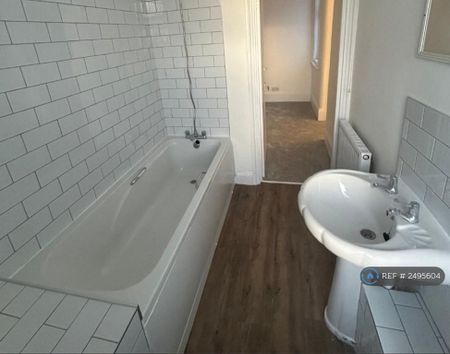 1 bedroom in a house share to rent - Photo 4