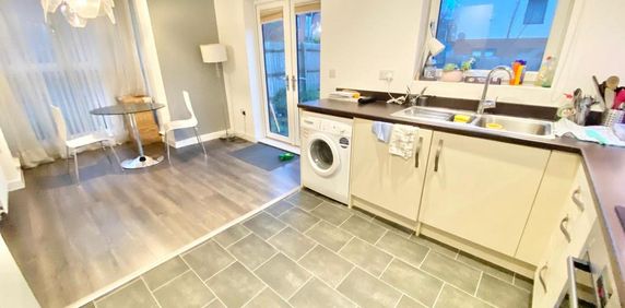 4 bedroom flat to rent - Photo 2