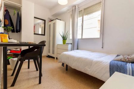 Plaça dHondures, Valencia, Valencian Community 46022 - Photo 3