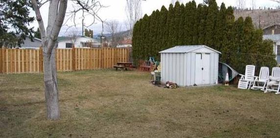 3 bedrooms rancher, huge fenced yard - Photo 2