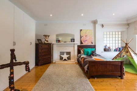 Stunning Family Home Renovated to Perfection! - Photo 5