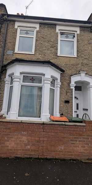 2 Bed Terraced House, Wall End Road, E6 - Photo 2