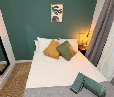 Room in a shared 8-bedroom apartment for rent in Embajadores, bills included, professionals only - Foto 1