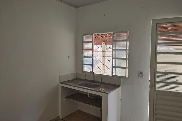 Aluga Casa de Fundo com 2 Quartos - Photo 1