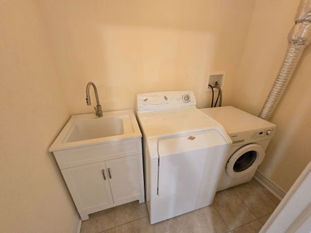 For Lease - 585 McGregor Farm Trail Unit# Bsmt, Newmarket, Ontario - Photo 2