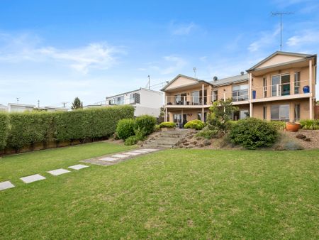 Spacious Home with Ocean Views - Photo 4