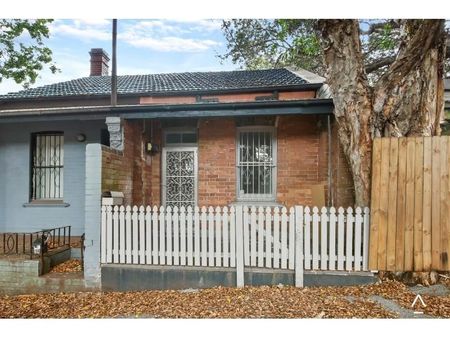 Two Bedroom Terrace in Great Location - Photo 5