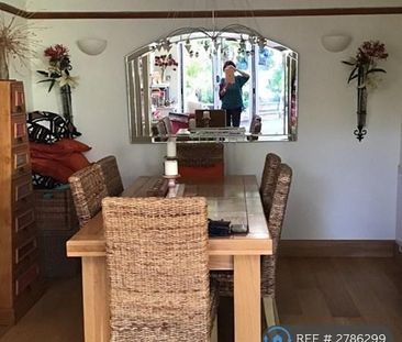 4 bedroom semi-detached house to rent - Photo 2