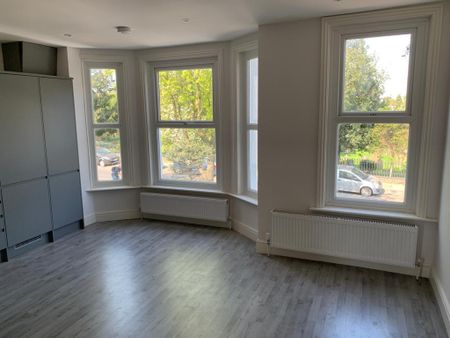 2 Bed Flat, Gap Road, SW19 - Photo 5