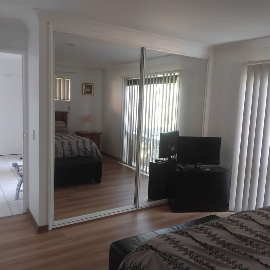 Shared Furnished House. Large Bedroom with Ensuite - Photo 1