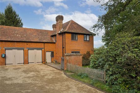 A semi-detached character cottage with a modern interior in the sought after village of Frensham. - Photo 4