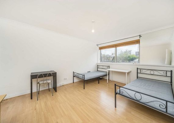 Parkgate Road, SW11 4PJ, London - Photo 1